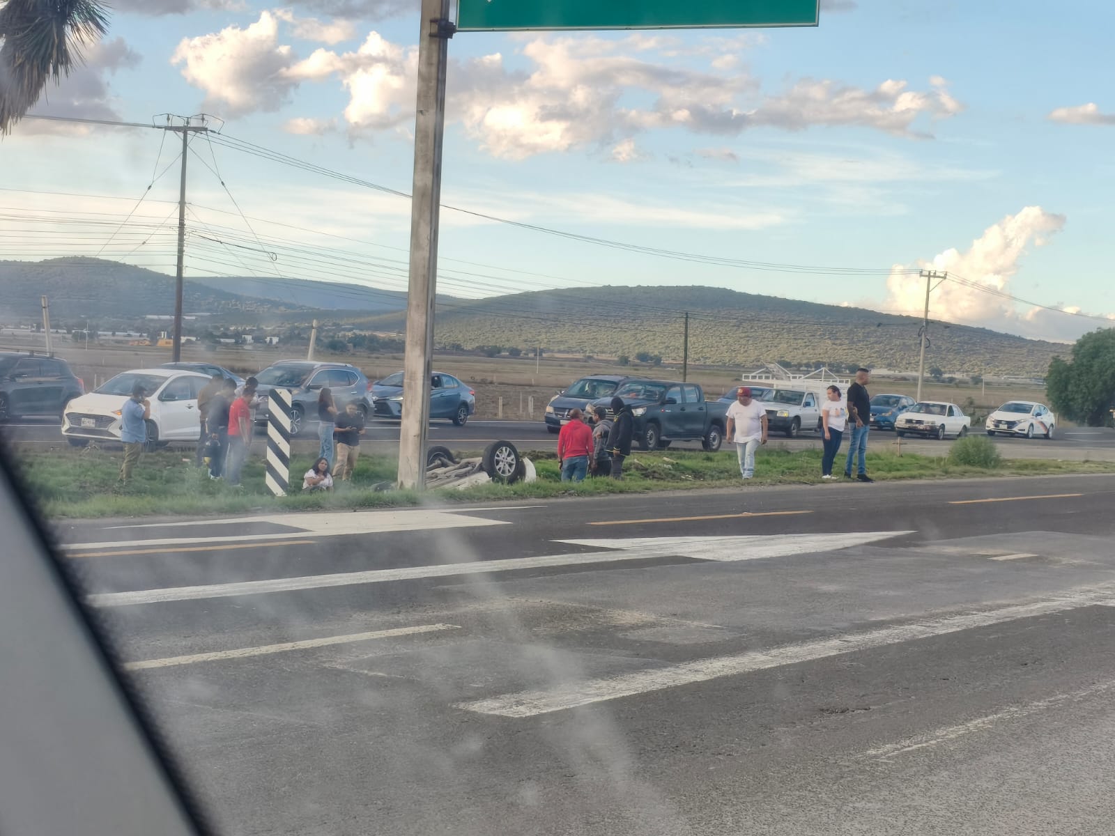 Auto vuelca en la México-Pachuca