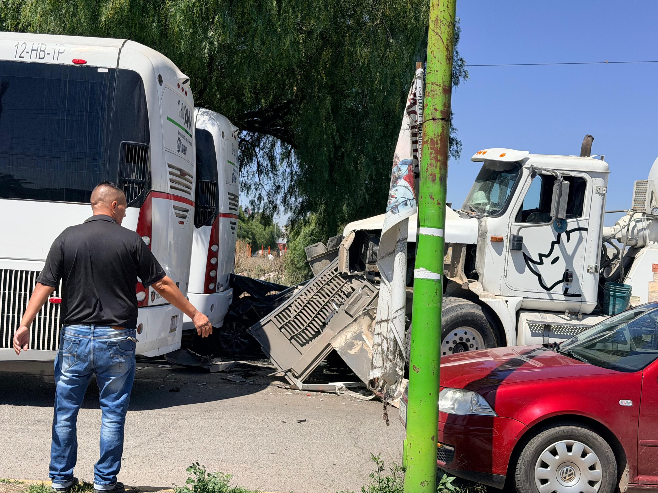 Fuerte choque en Tolcayuca: revolvedora se impacta contra autobús y deja lesionados