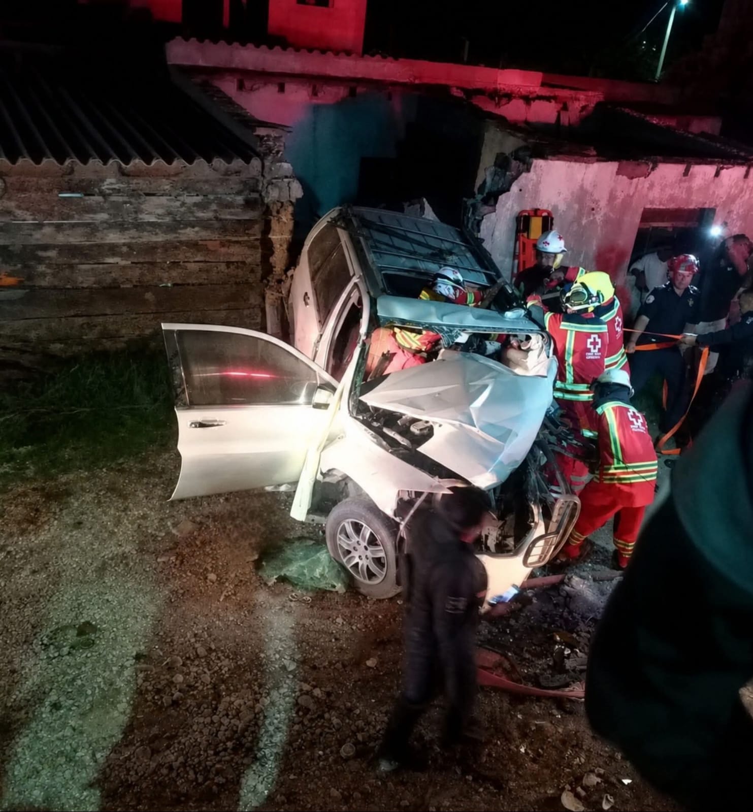 Cuatro jóvenes quedan heridos tras brutal choque contra vivienda en Ixmiquilpan; uno quedó prensado