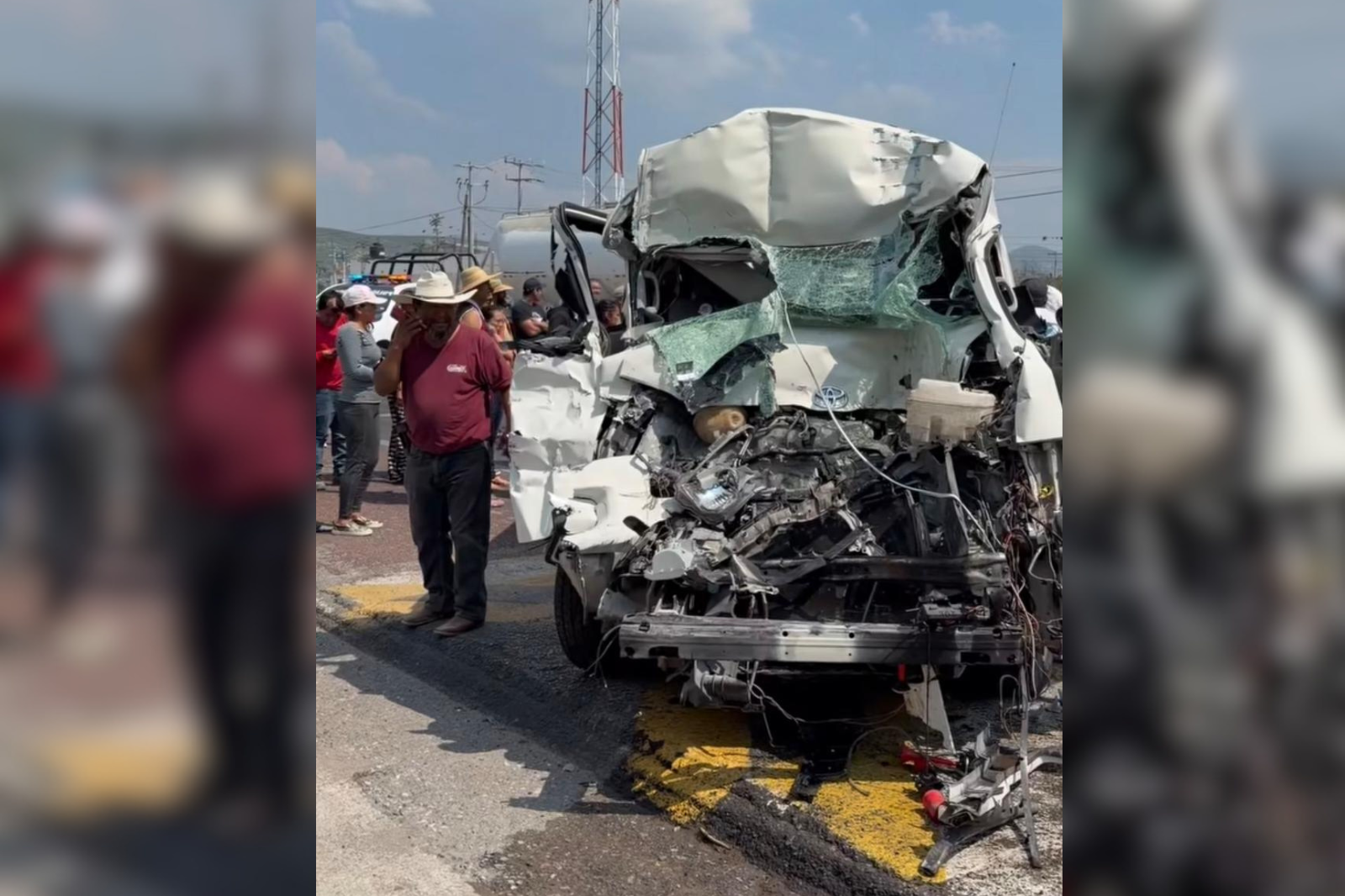 Reportan tránsito lento por labores de rescate tras un fuerte percance vial que involucró al transporte colectivo.