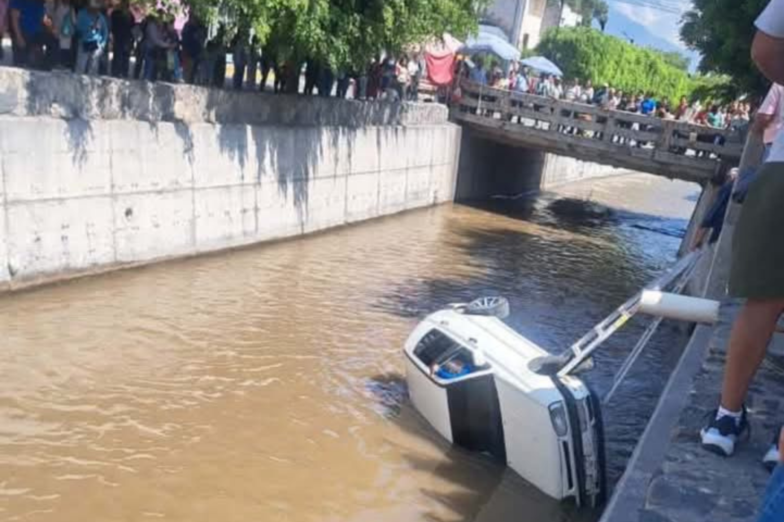 La escena sorprendió a vecinos de Ixmiquilpan tras hallar un vehículo dentro de un cauce en la calle Pallares.