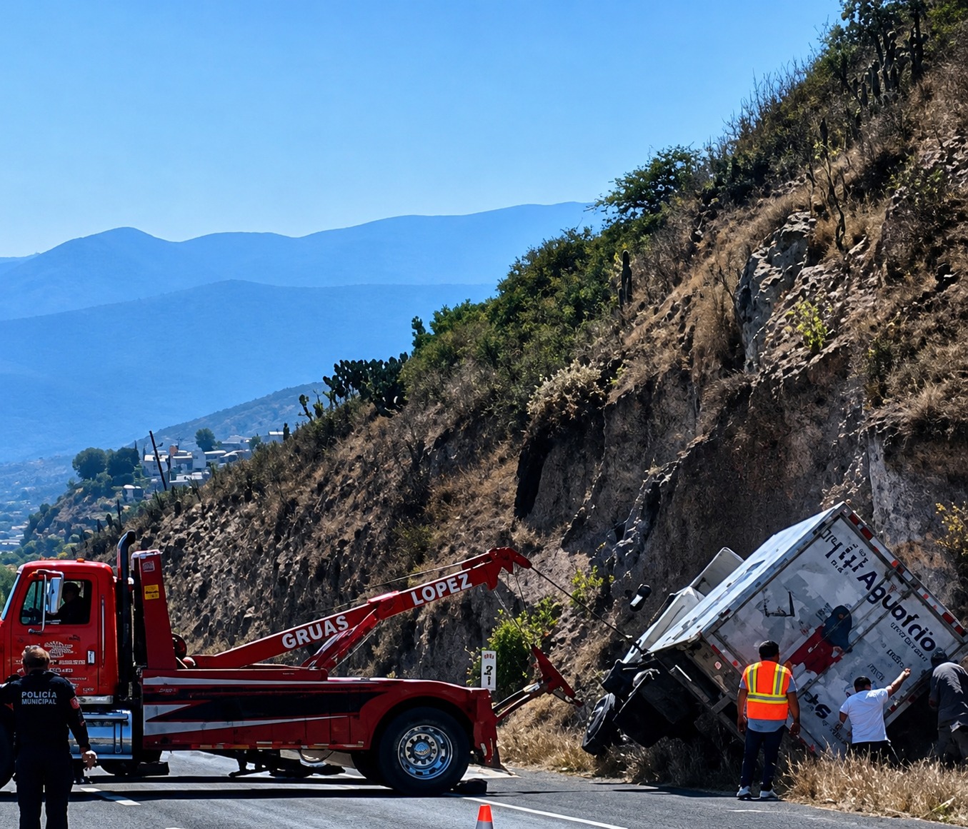 Un incidente con camión de carga mantiene afectada la circulación en San Pedro hacia Actopan