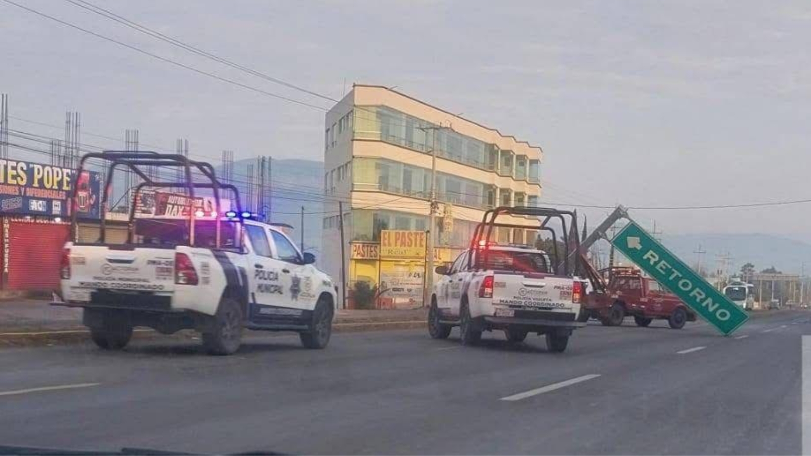 Señalamiento derribado en carretera de Hidalgo.