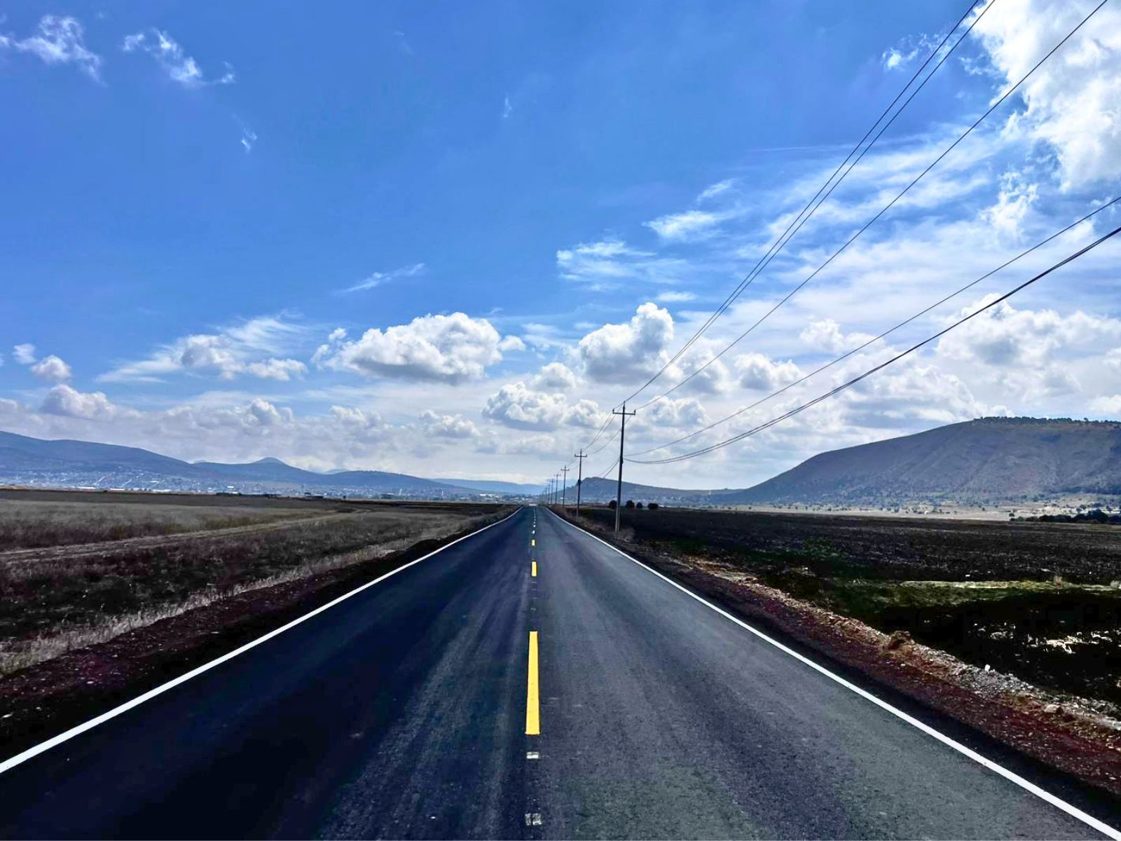 Lo que antes era un camino de terracería ahora promete cambiar la movilidad en el Altiplano de Hidalgo. Así quedó la obra.