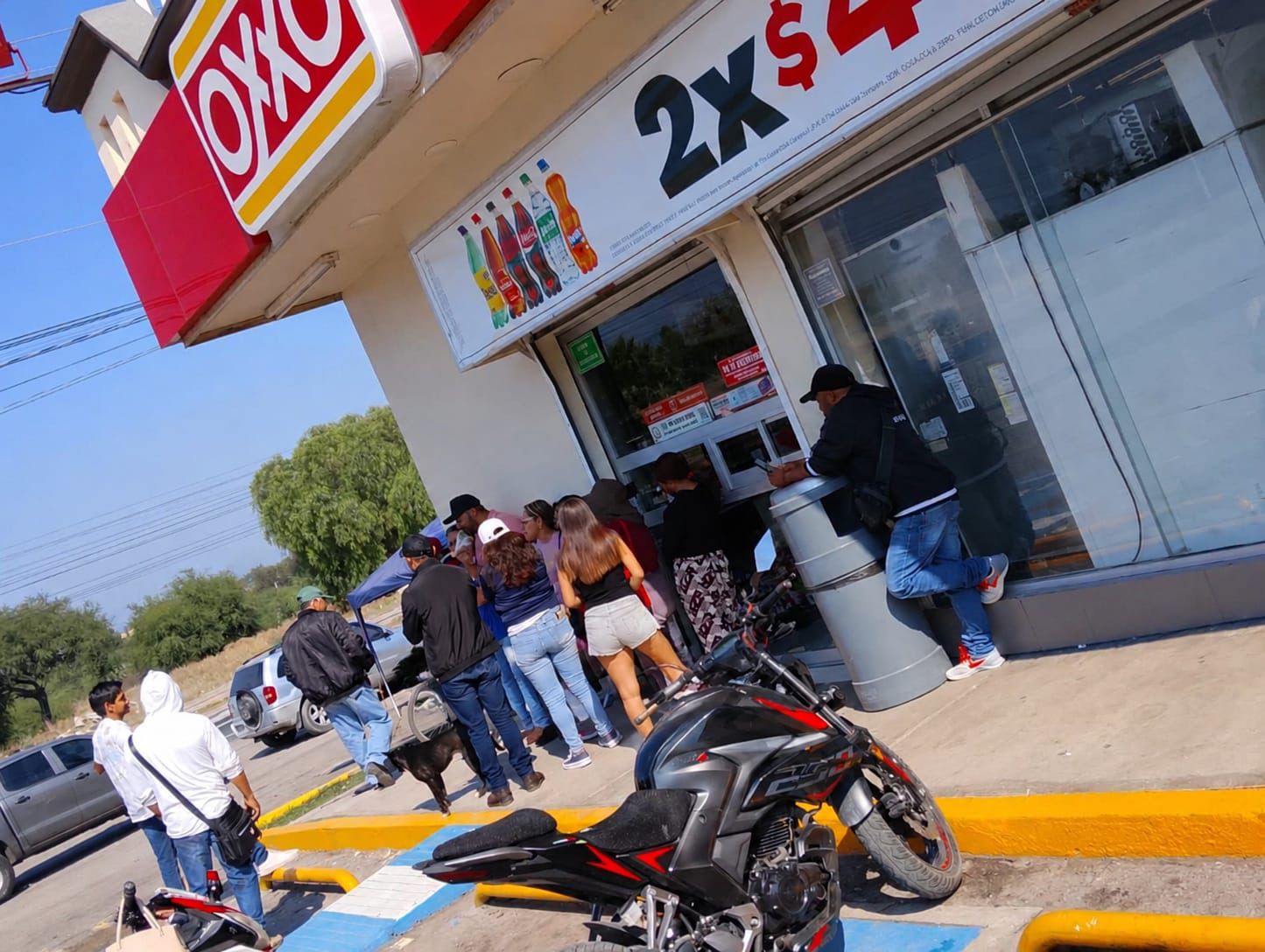 La protesta en una tienda de conveniencia en El Arenal movilizó a policías este domingo, aunque todo terminó sin incidentes