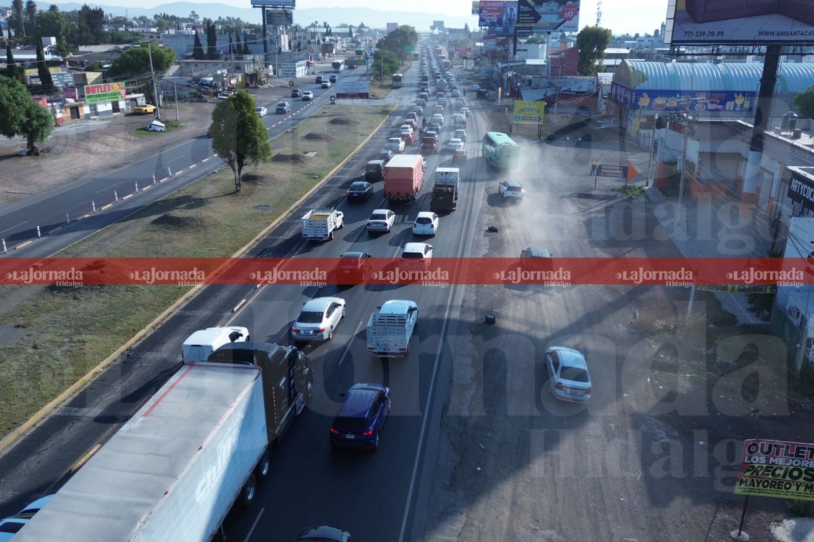 Obras y cierre vial en la carretera México–Pachuca.