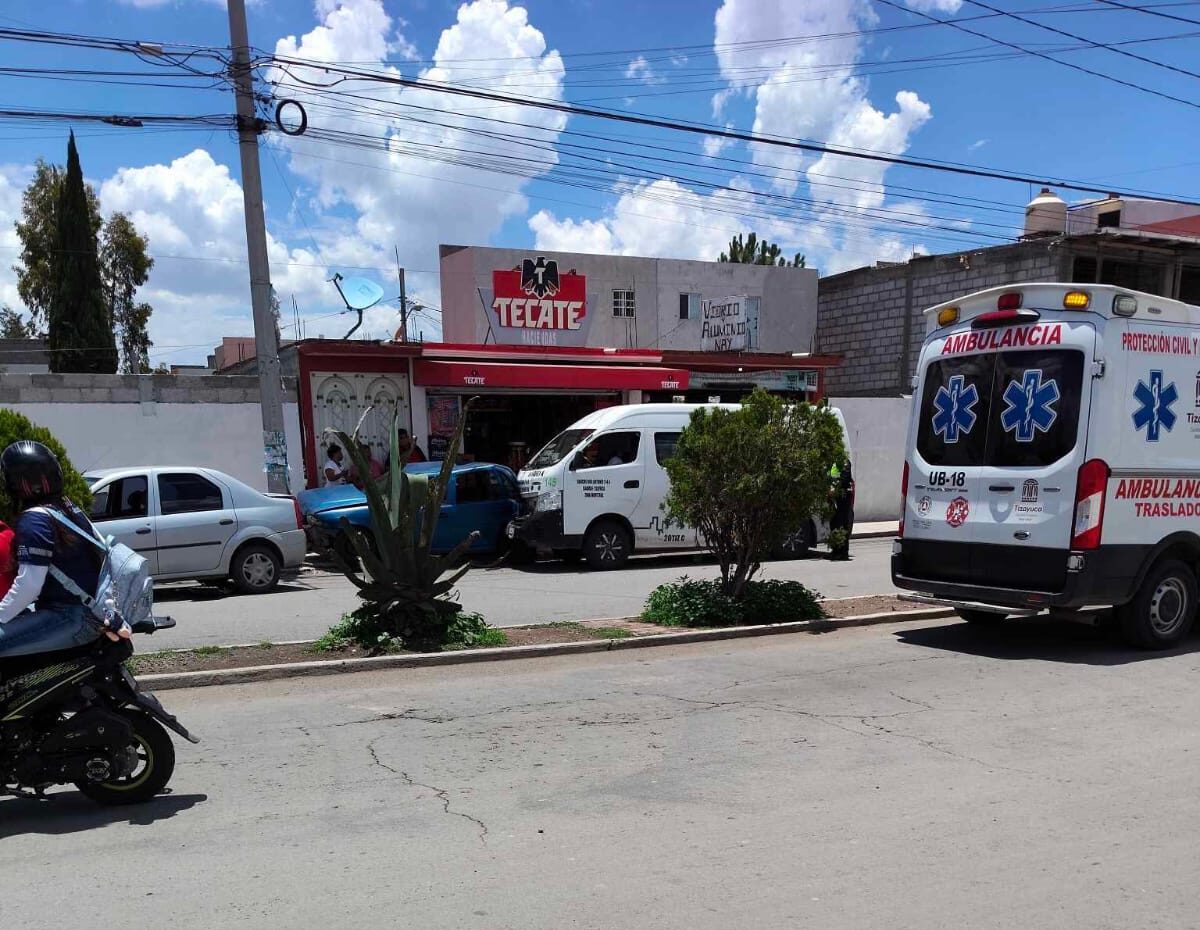 Combi con pasajeros choca y termina contra poste en Tizayuca; hay tres lesionados