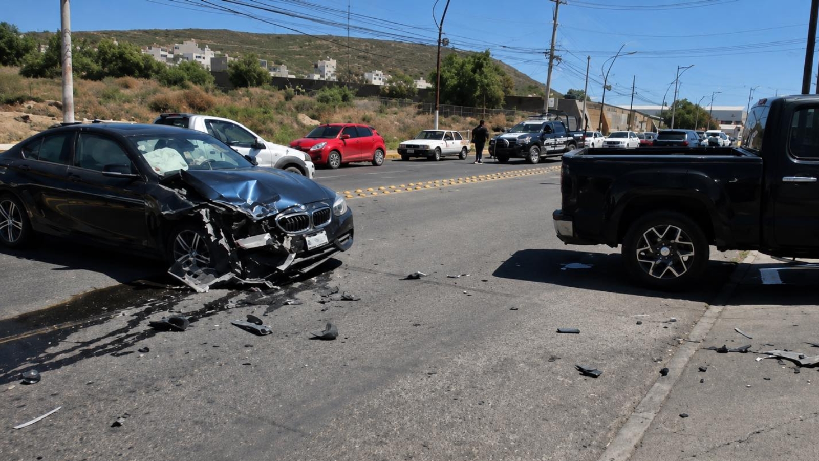 Fuerte choque entre BMW y camioneta deja lesionados en Mineral de la Reforma
