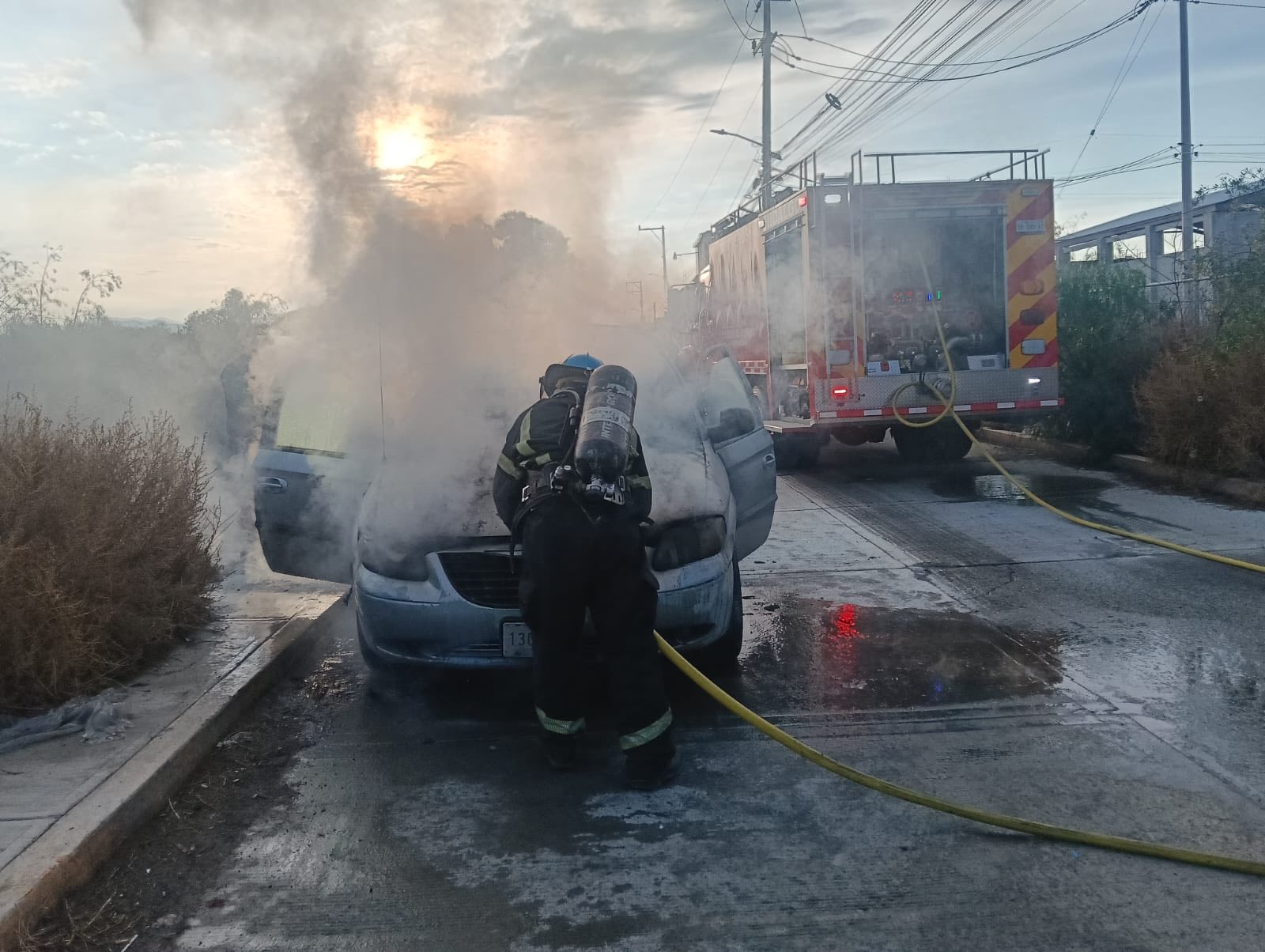 Bomberos sofocan incendio de camioneta en Hidalgo