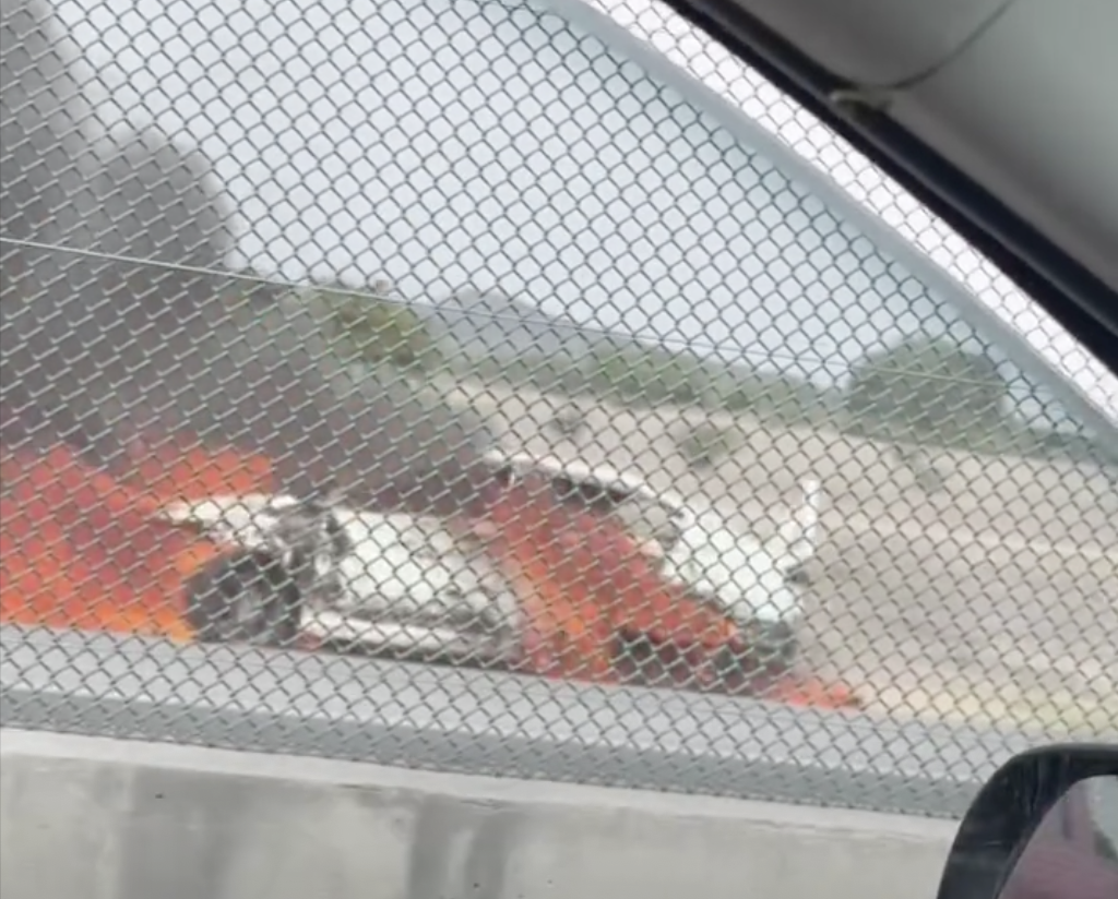 Falla mecánica y calor provocan el incendio de un auto en el km 50 de la México-Pachuca.