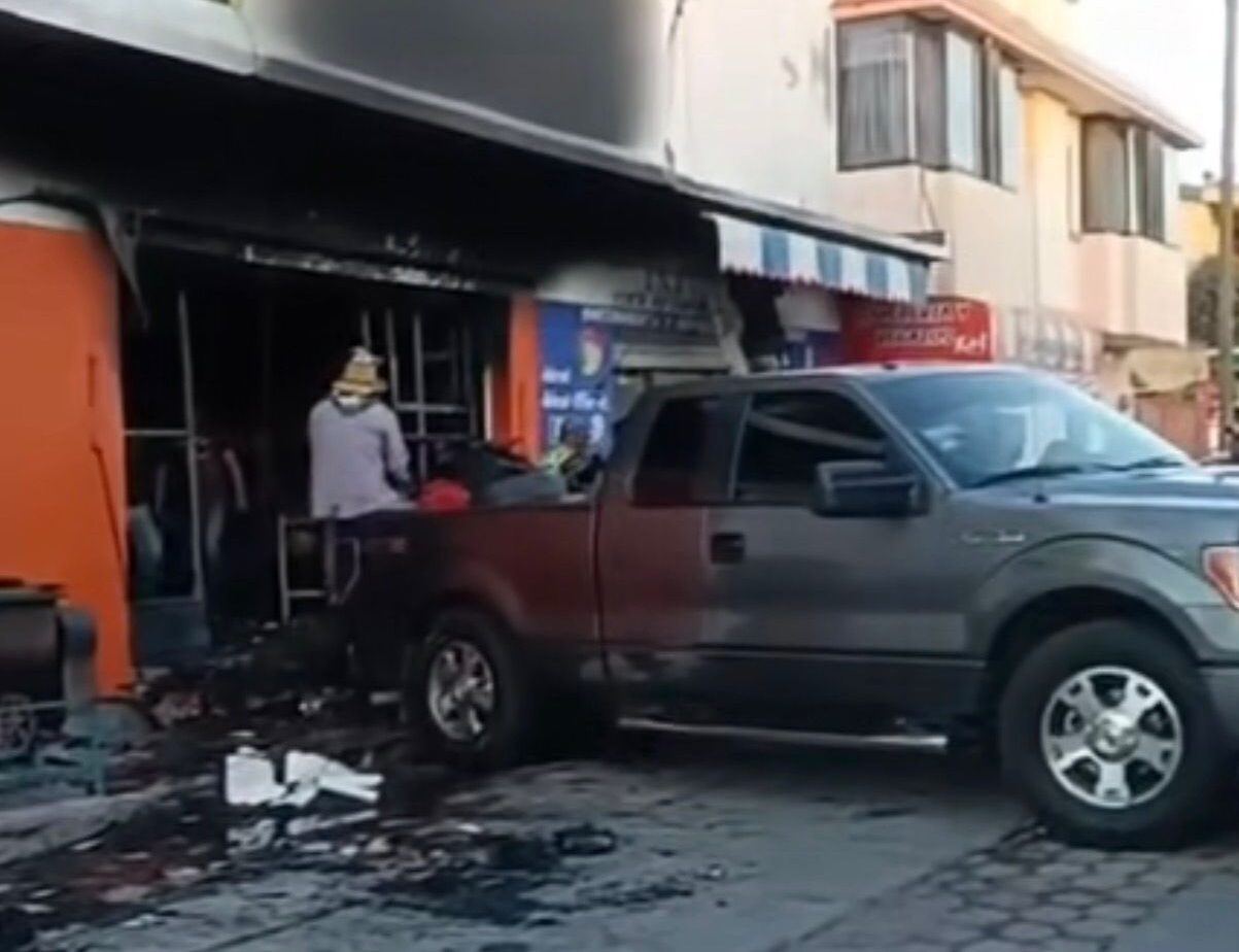 Fuerte incendio consume molino de chiles en Tezontepec de Aldama