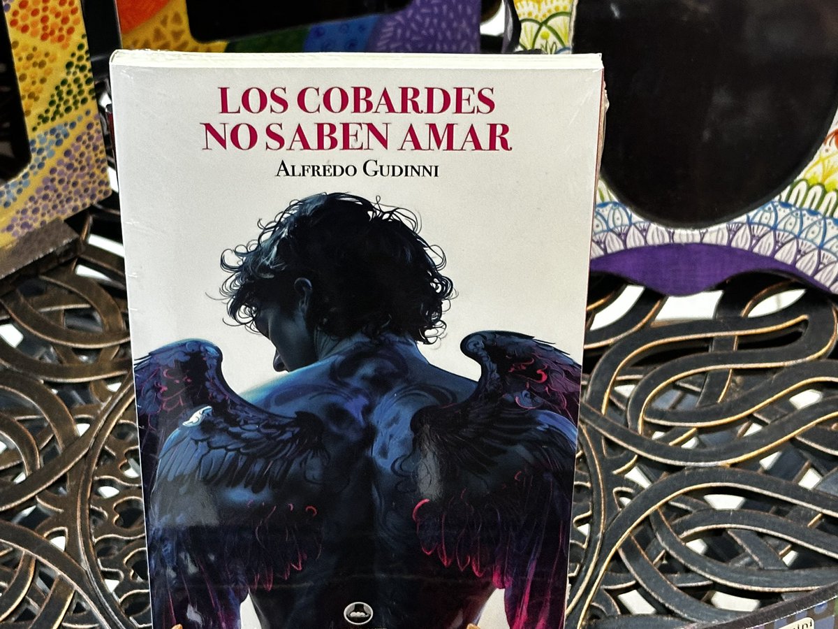 Los cobardes no saben amar, es un thriller delirante y provocador que mezcla espionaje, erotismo sofisticado, redes sociales, narcofiestas,