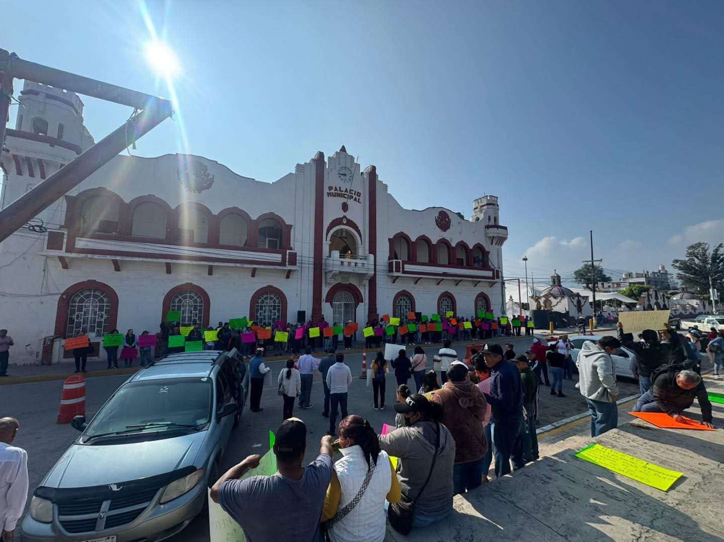 Sindicalizados aseguran que parte del dinero que les deben podría usarse para ambulancias y obras públicas.