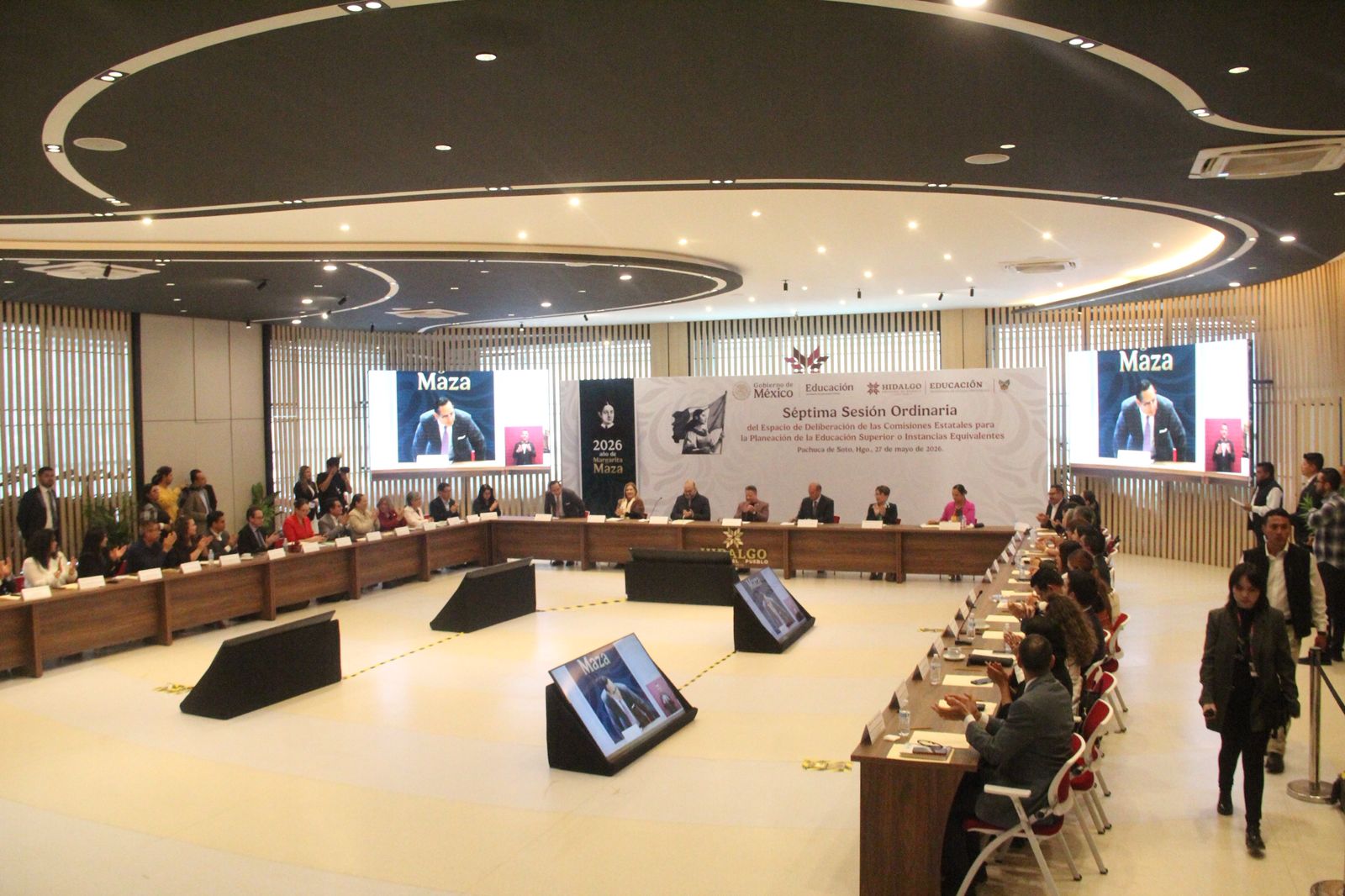 Autoridades educativas analizaron en Pachuca el futuro de la educación superior y los nuevos desafíos que enfrentan estudiantes y docentes.