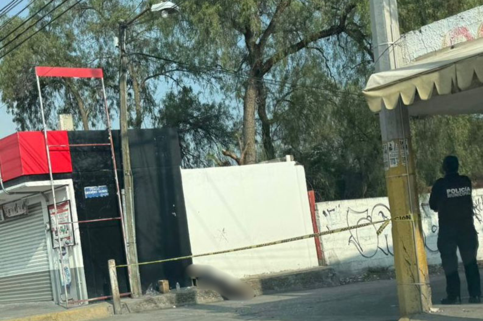 La mañana comenzó con movilización policiaca en Mixquiahuala tras el hallazgo de un hombre sin signos vitales.