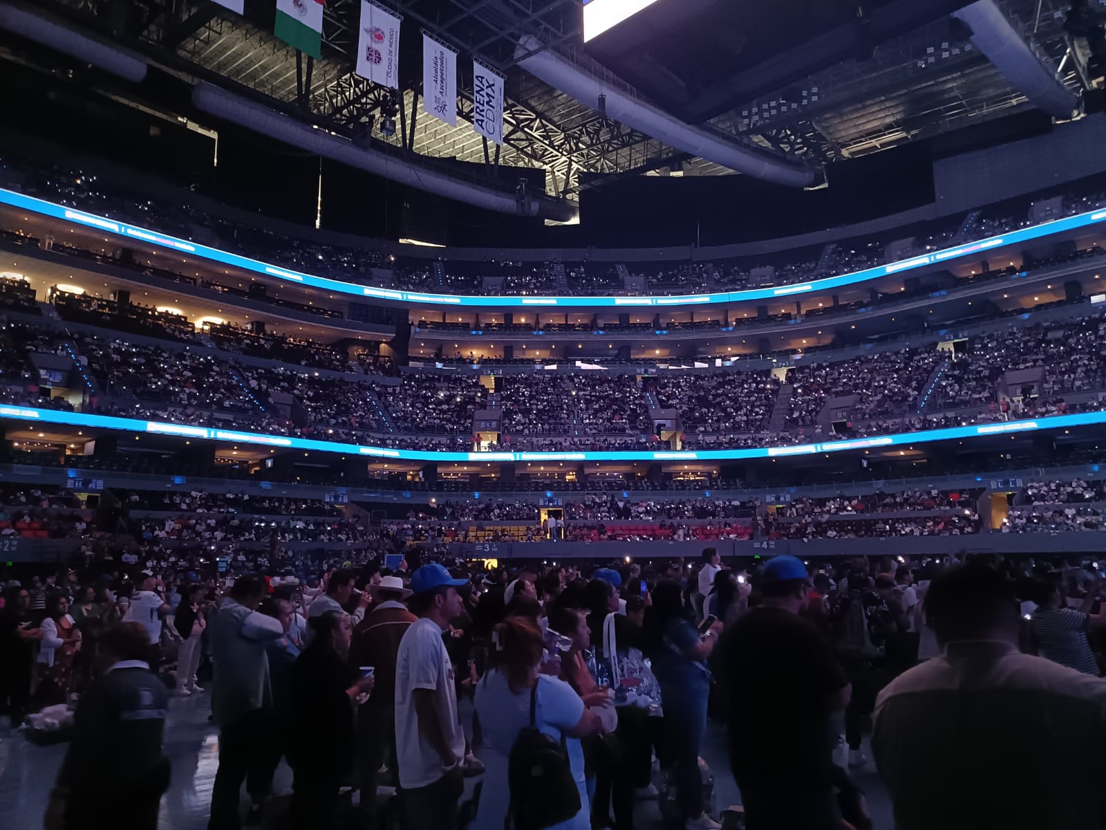 Albañiles celebrando con música en la Arena México