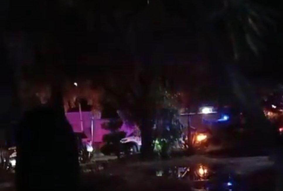 Intensa movilización policiaca se registró en zona residencial. Rastrearon a sujeto que huyó a pie tras dejar su auto de lujo sin placas.