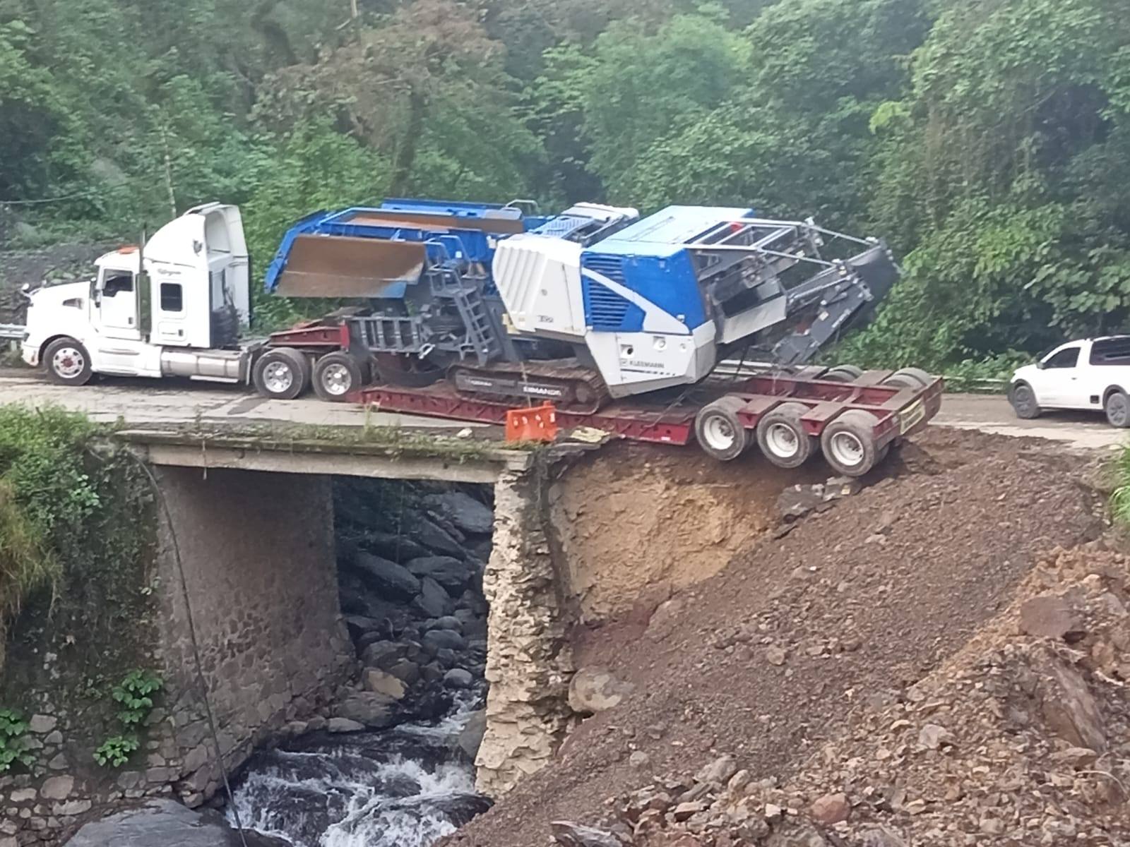 Puente dañado en la Tenango-San Bartolo.