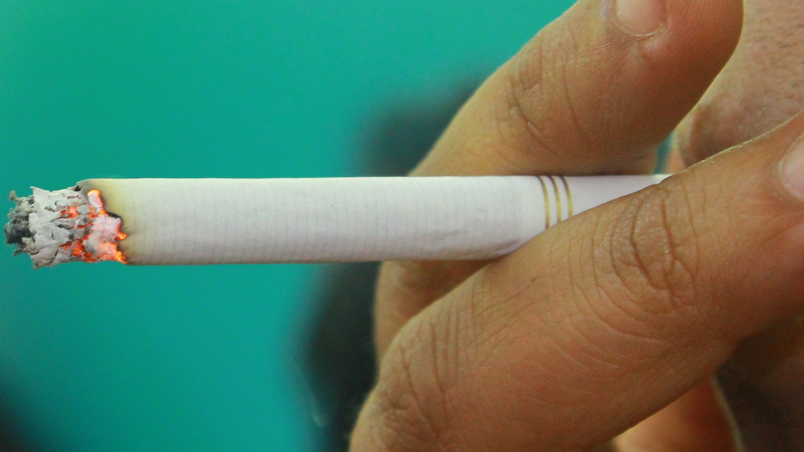 Persona fumando cigarro.
