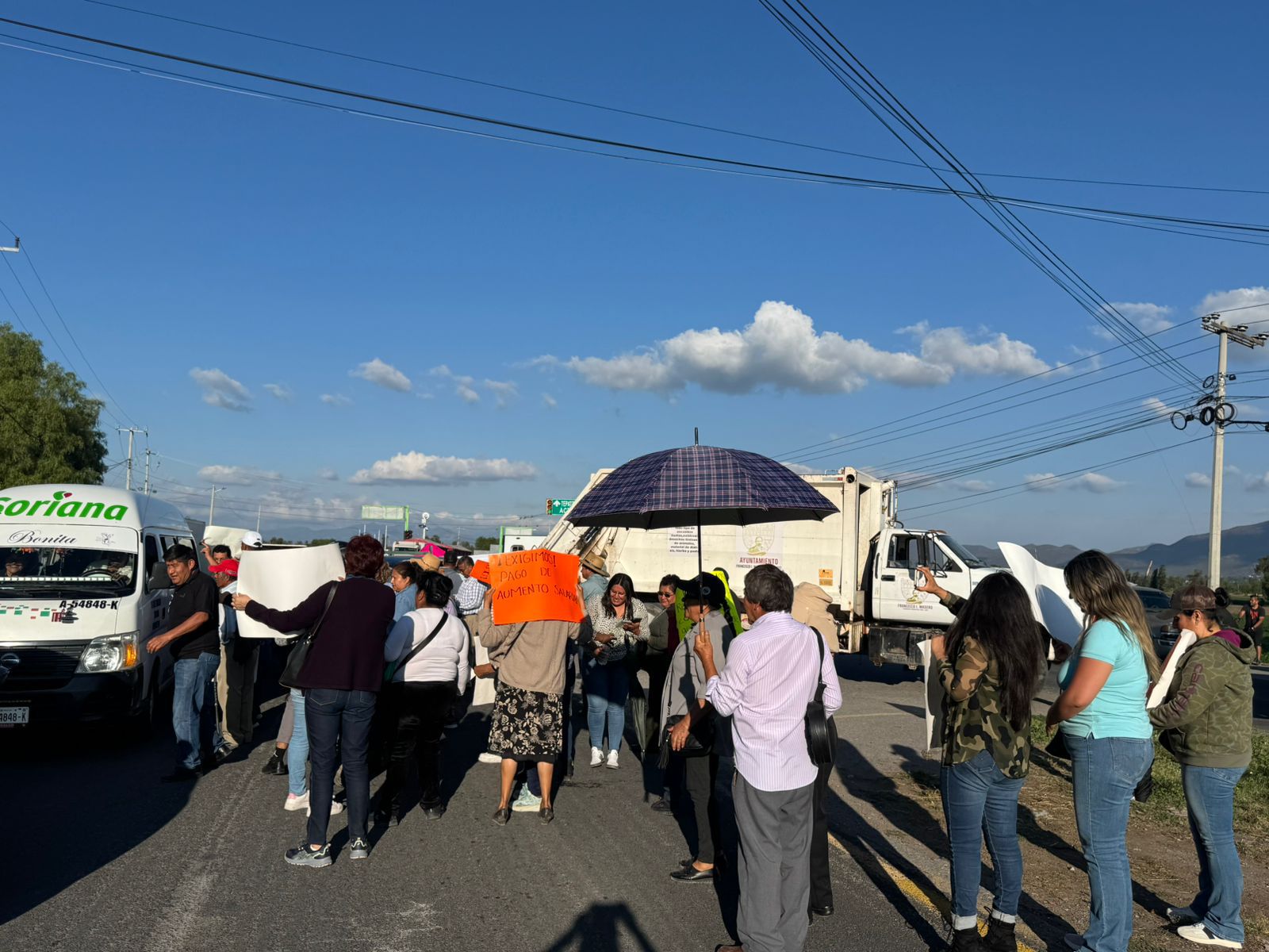 sindicalizados bloquean carretera en Francisco I. Madero
