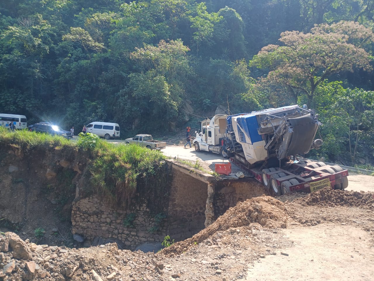Habitantes de la Otomí-Tepehua temen colapso definitivo de puente
