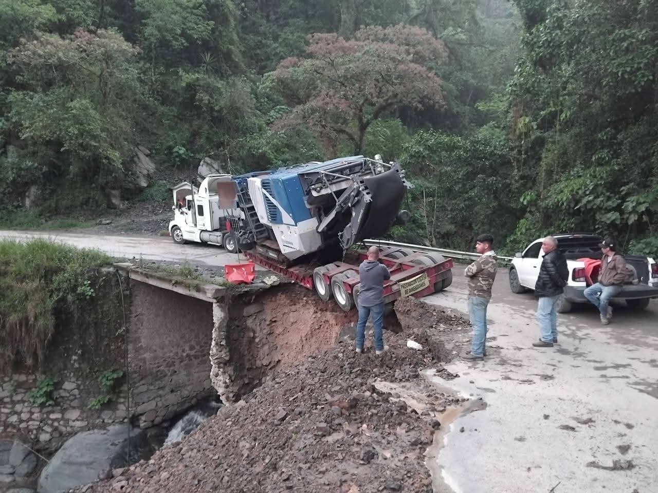 Sigue cerrado paso en la Otomí-Tepehua tras falla para retirar tráiler
