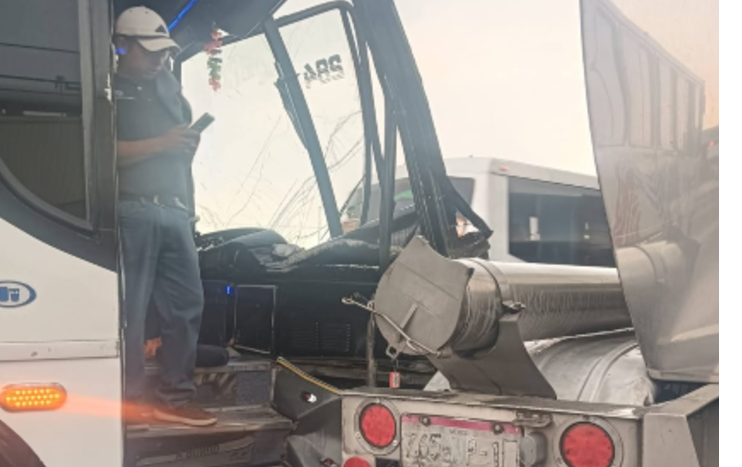 Autobús de la línea Tizayuca choca contra pipa en la autopista México-Pachuca