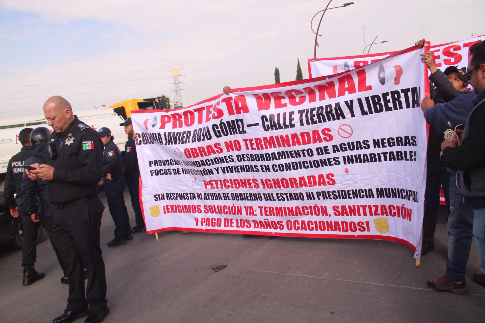 Vecinos bloquean el bulevar Minero en Pachuca.