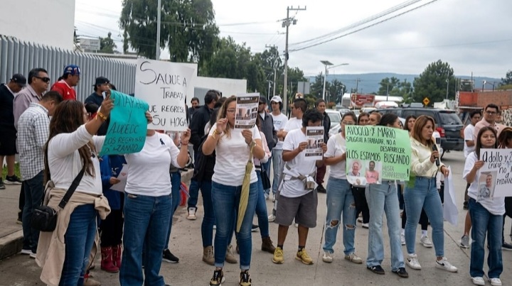 Bloquean la Tulancingo-Santiago por desaparición de dos trabajadores de la CFE