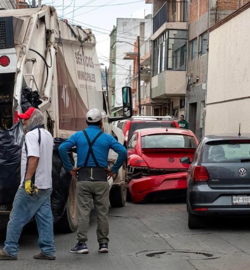 Camión de basura daña vehículo estacionado en el centro; municipio se compromete a pagar los daños