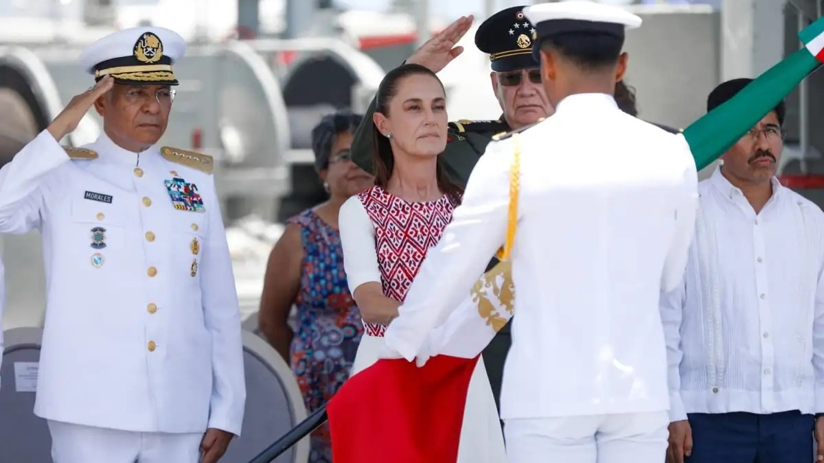 Sheinbaum encabezó la ceremonia del Día de la Marina a bordo del Buque Usumacinta en Lázaro Cárdenas, Michoacán.