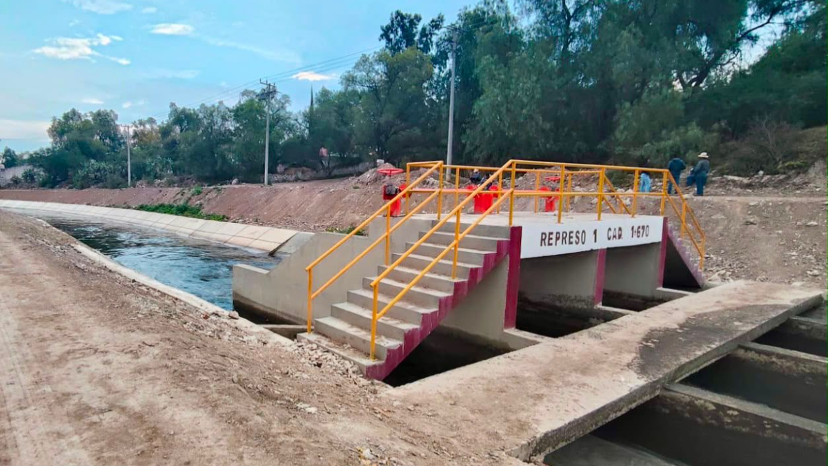 Manipulación ilegal de compuertas daña canal de Atitalaquia; Conagua suspende el riego