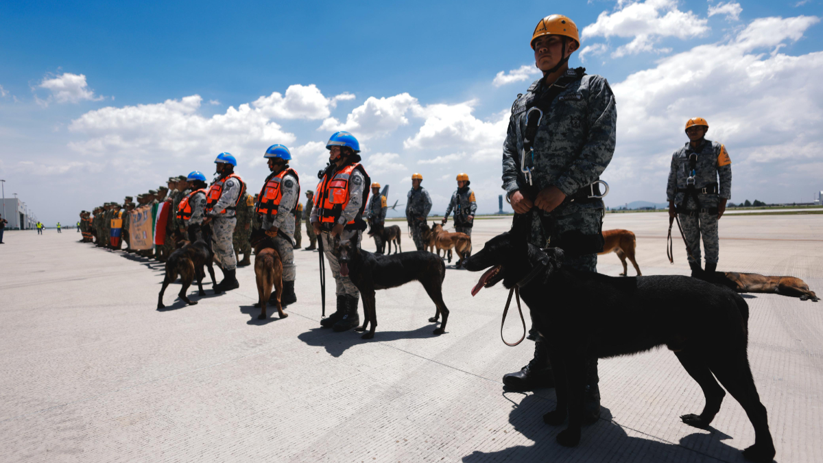 Personal mexicano de rescate despliega ayuda humanitaria en zonas afectadas por los sismos en Venezuela.