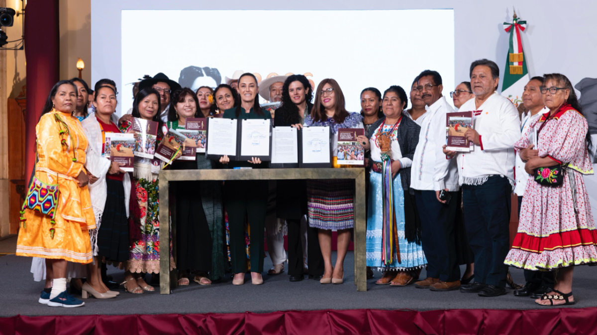 La nueva ley para pueblos indígenas impulsada por Sheinbaum busca reconocer derechos plenos, autonomía y participación de comunidades originarias y afromexicanas.