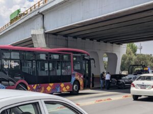 Invasión de carriles y fallas mecánicas frenan el avance del nuevo Tuzobús