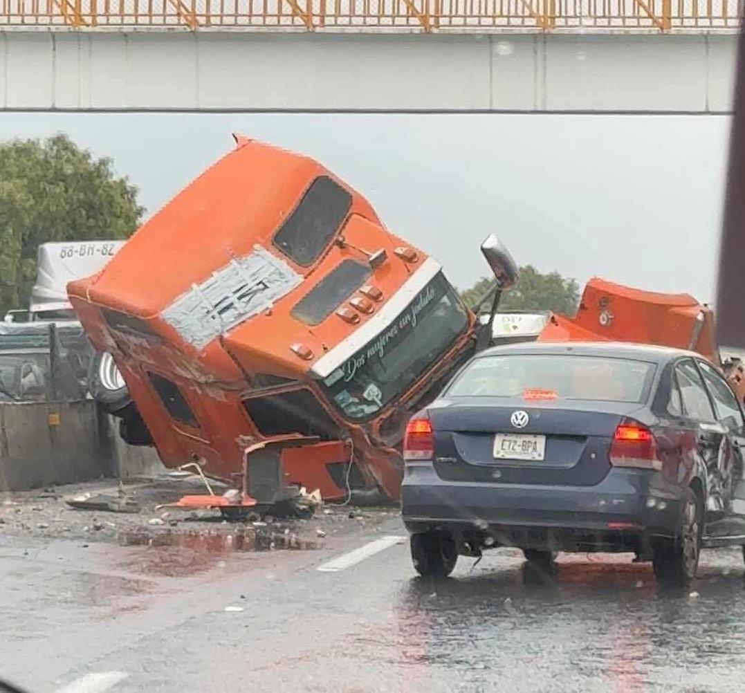 Tráiler choca sobre la autopista México-Pachuca a la altura de Tizayuca