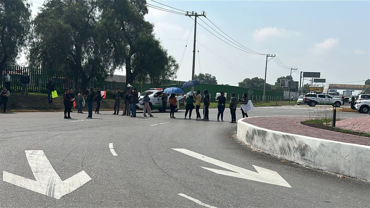 Vecinos bloquean acceso a la autopista México-Pachuca en Tecámac por falta de agua