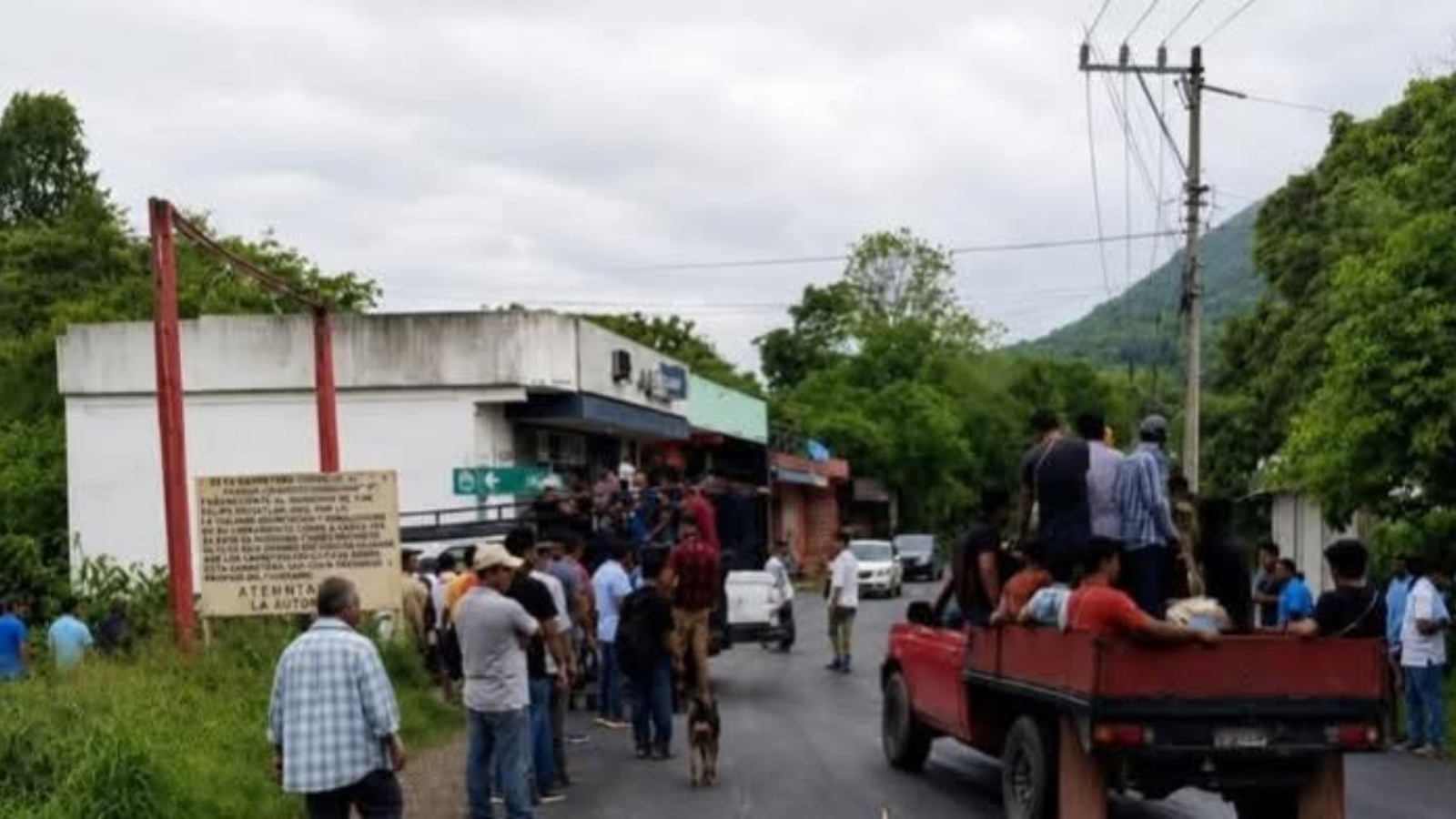 ¡Advierten bloqueo en carretera de Hidalgo! Retienen a siete trabajadores de la CFE