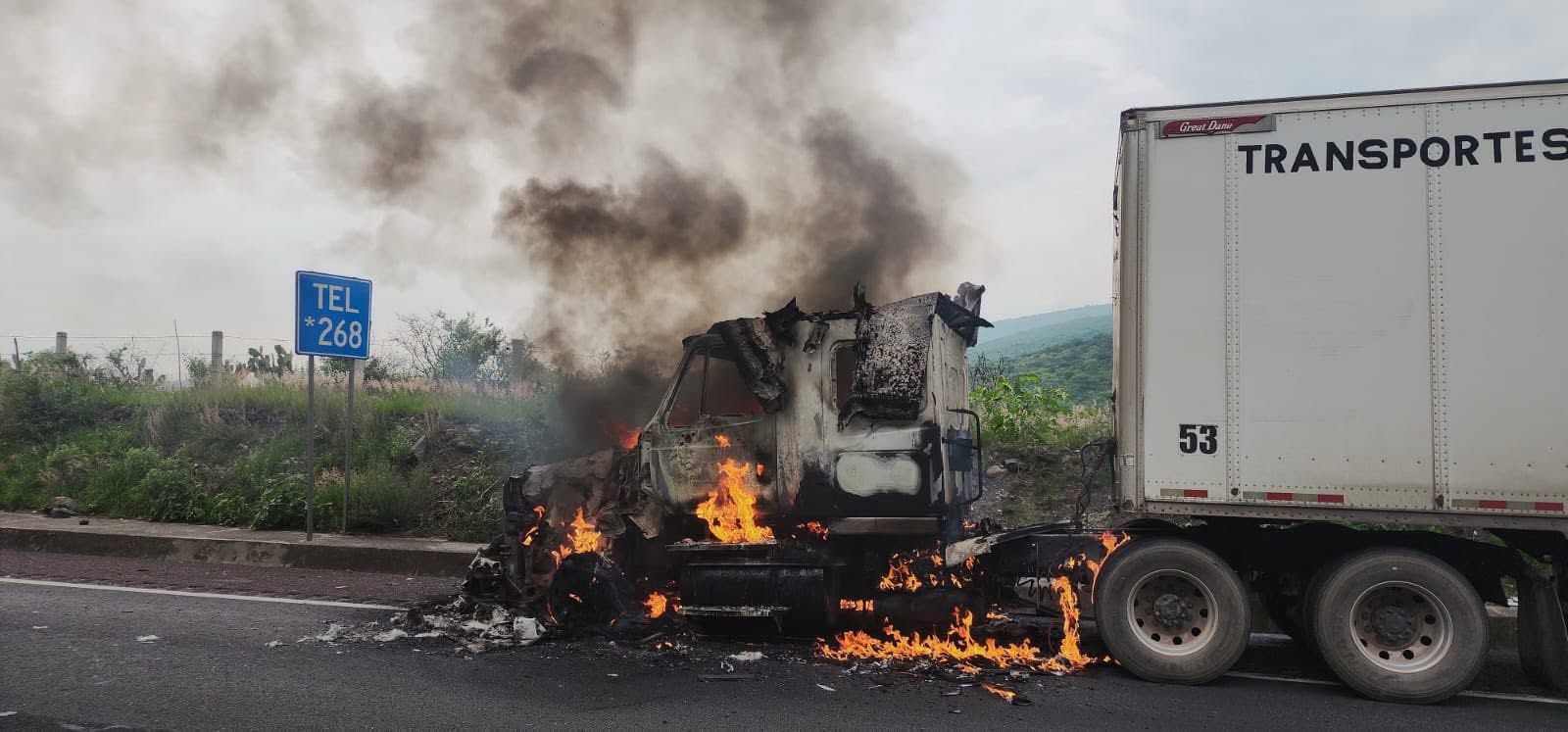 Tractocamión incendiado en el Arco Norte cerca de Tula.