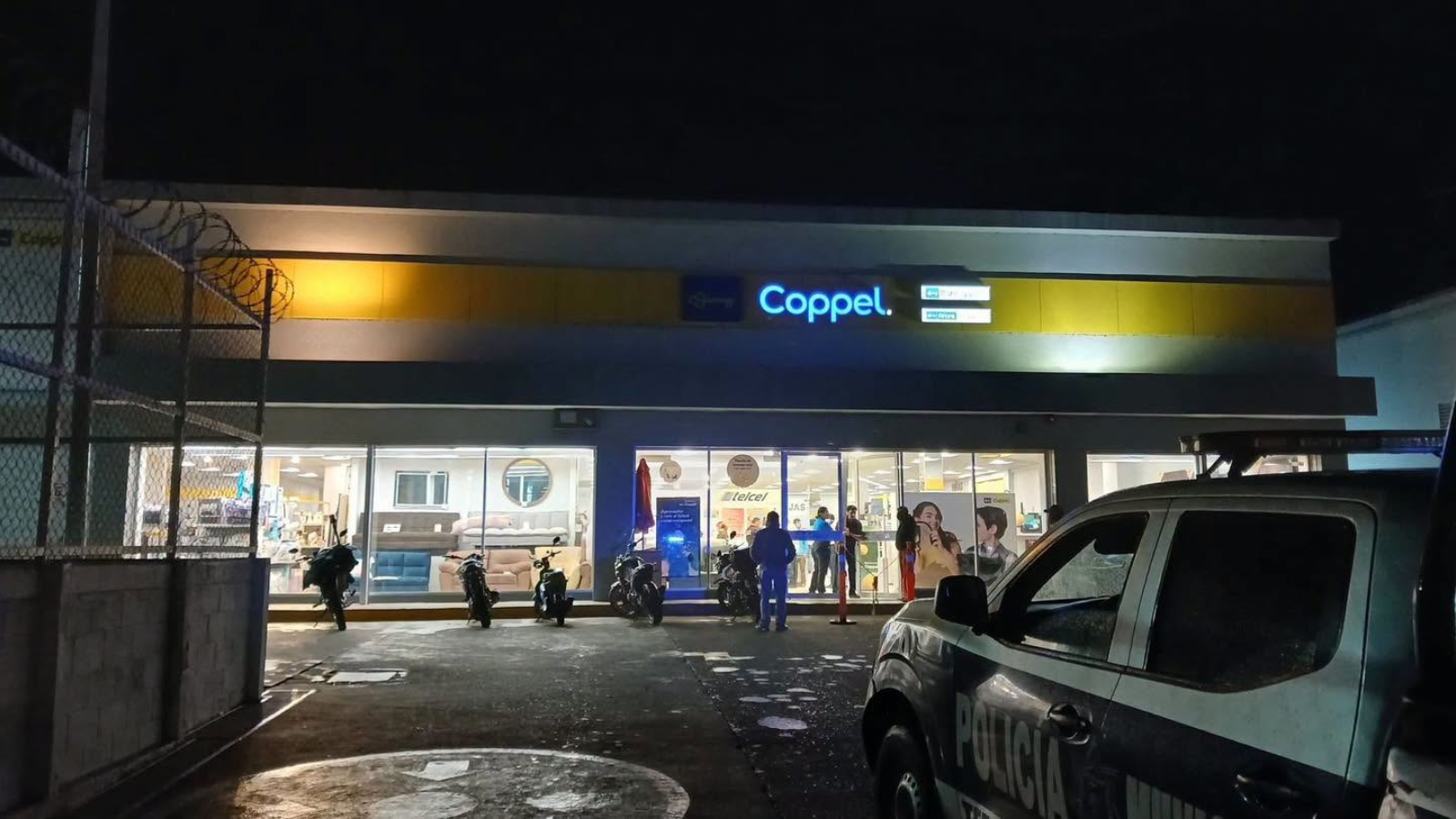 Policías resguardan la zona tras asalto en Coppel de Tezontepec.