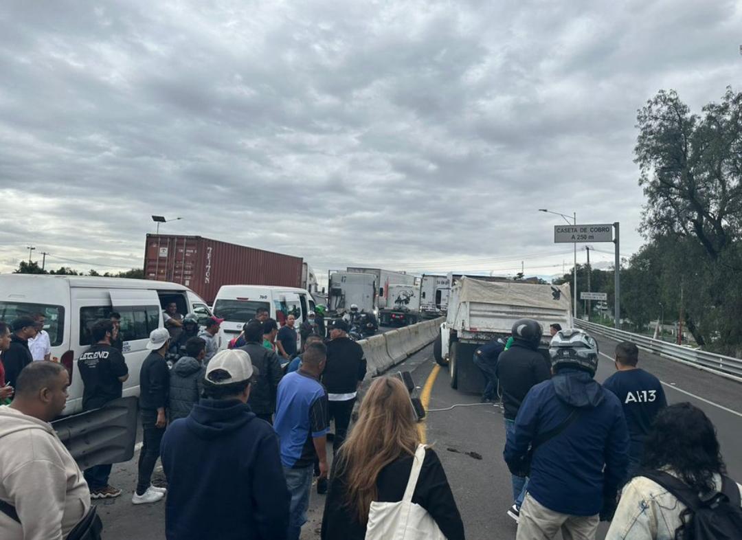 Manifestación de transportistas en la autopista México-Pachuca.