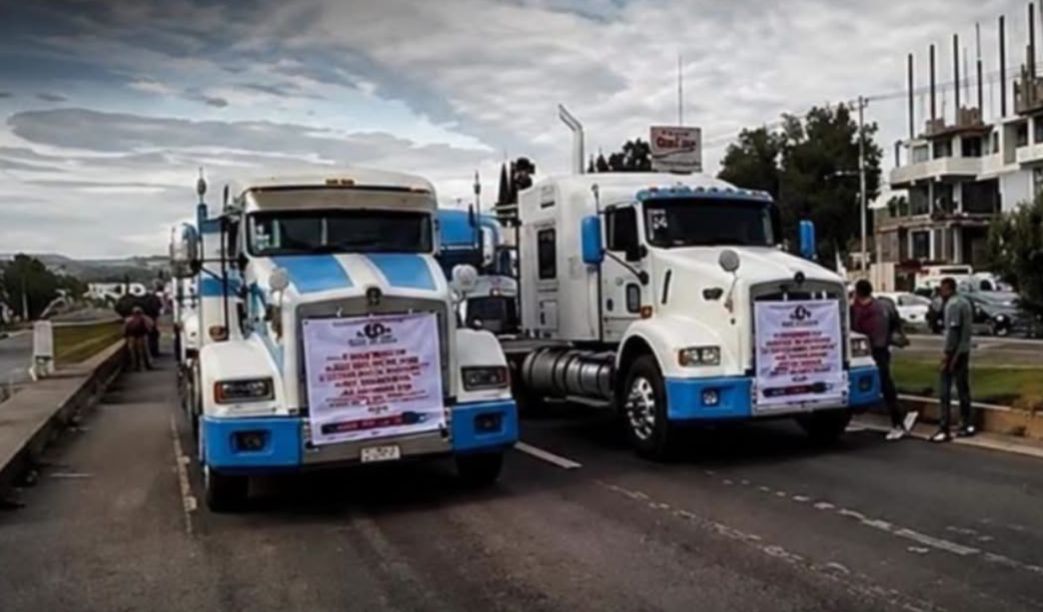 Bloqueo de transportistas en la carretera Tula-Jorobas.