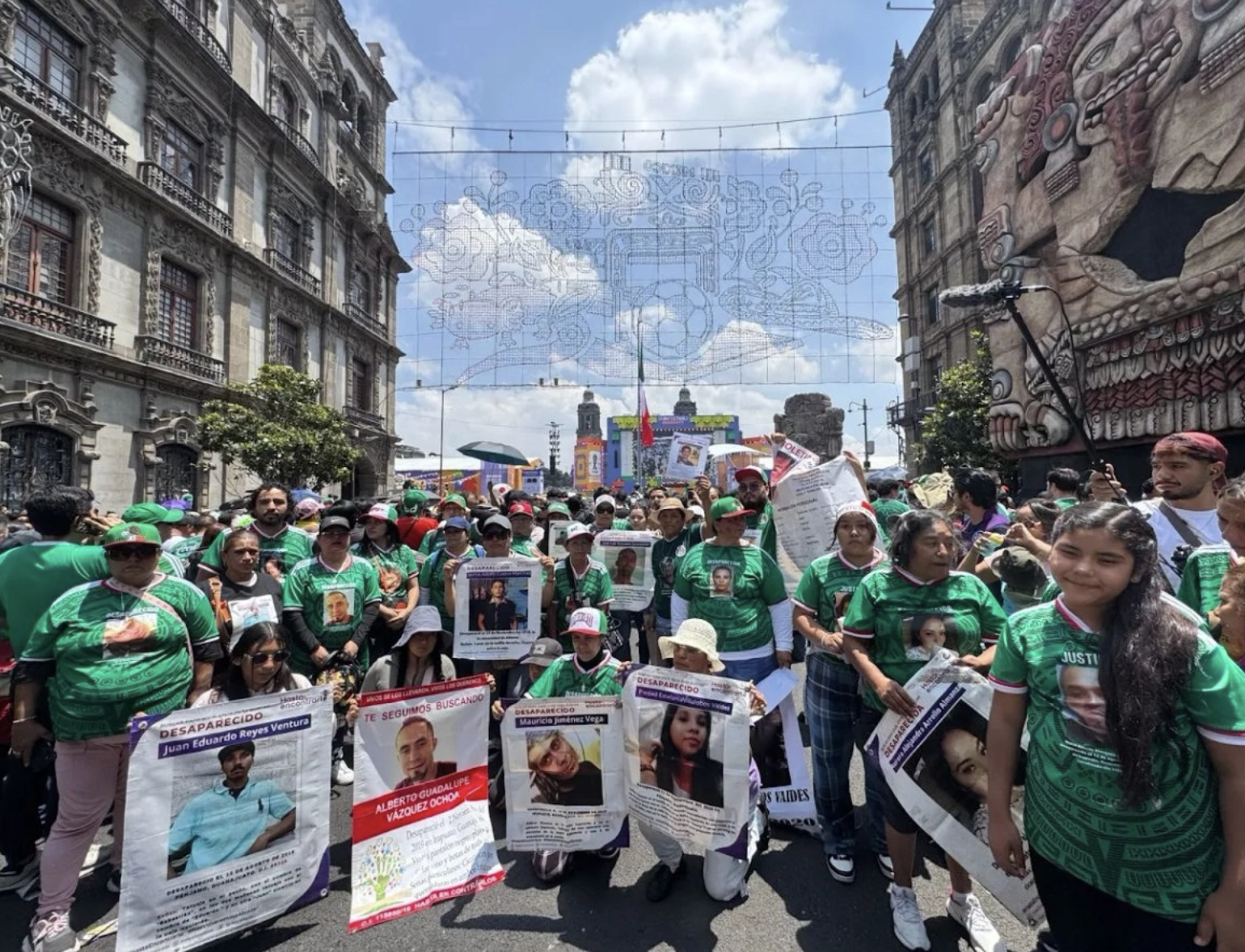 Los familiares de las víctimas ingresaron al zona oficial de reunión designada por la FIFA, donde cientos de aficionados disfrutaron la inauguración de la Copa del Mundo.