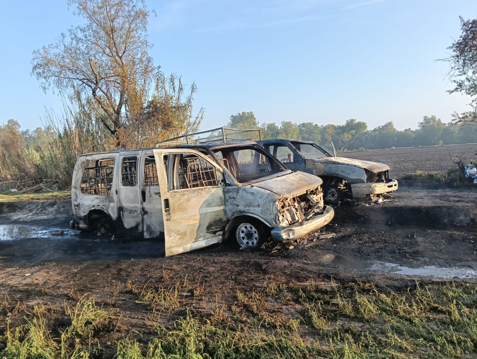 Dos camionetas terminaron reducidas a cenizas durante la madrugada. Lo que encontraron cerca del lugar ya es investigado por autoridades.