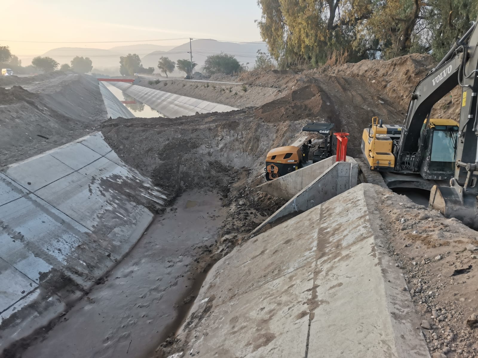 Agricultores siguen esperando el riego mientras reparan tramos dañados del canal. La incertidumbre crece en varios ejidos de Hidalgo.