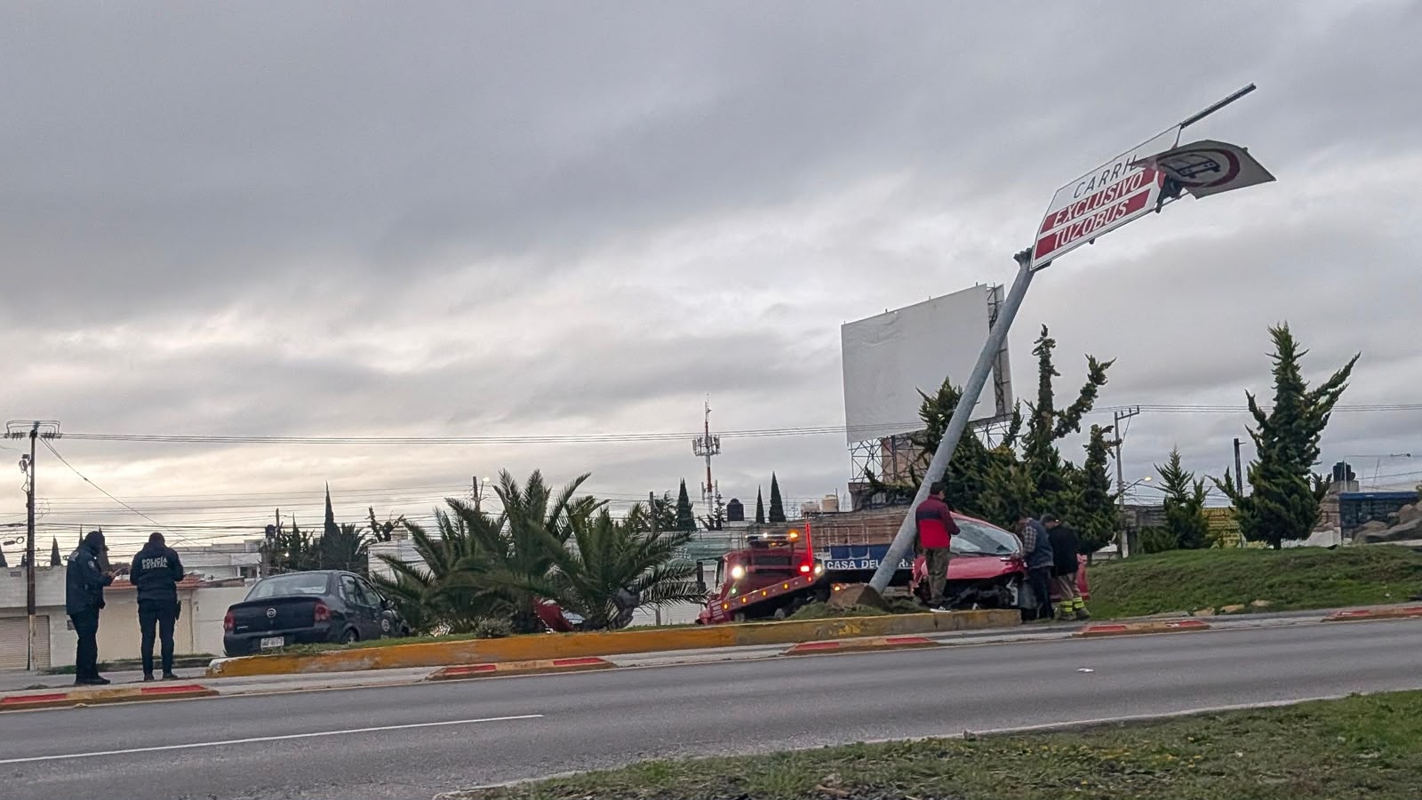 Automóvil impactado contra poste