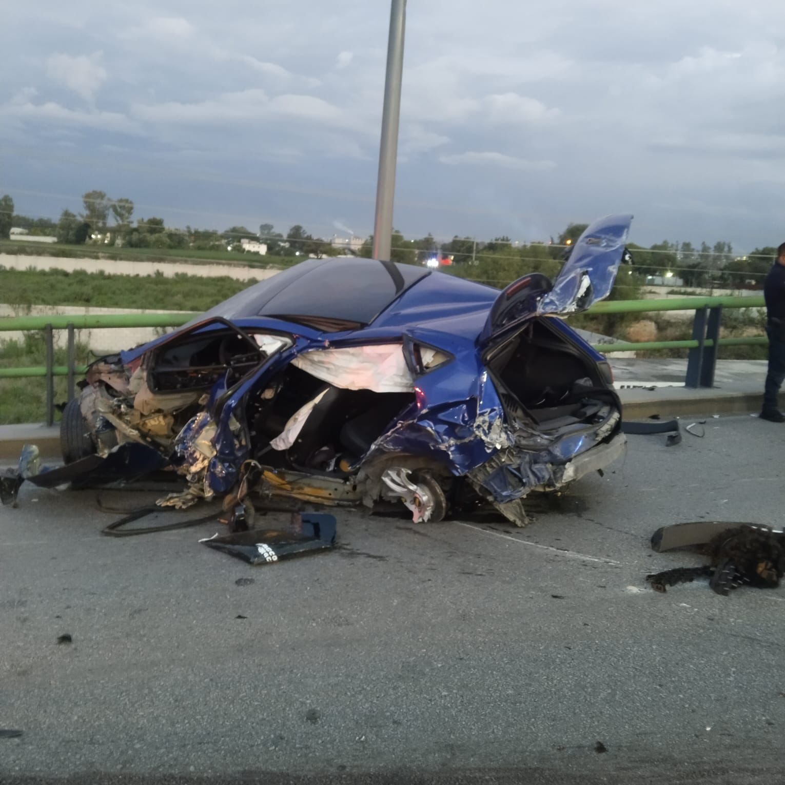 Automóviles destrozados tras un fuerte choque en la carretera Tula–Tlahuelilpan
