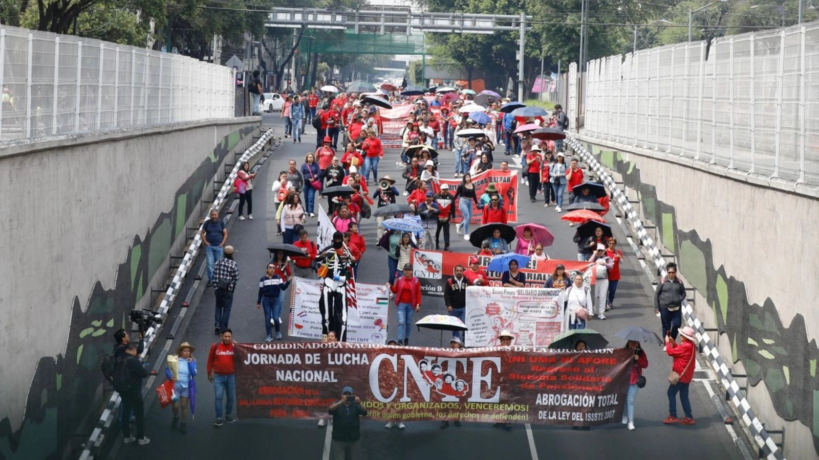 Integrantes de la CNTE marchan en calles