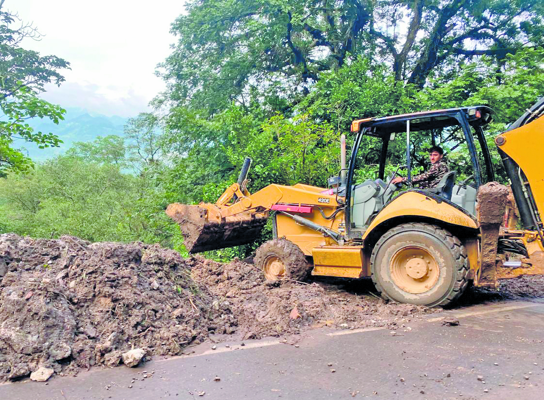 Calnali renta maquinaria para enfrentar derrumbes por lluvias