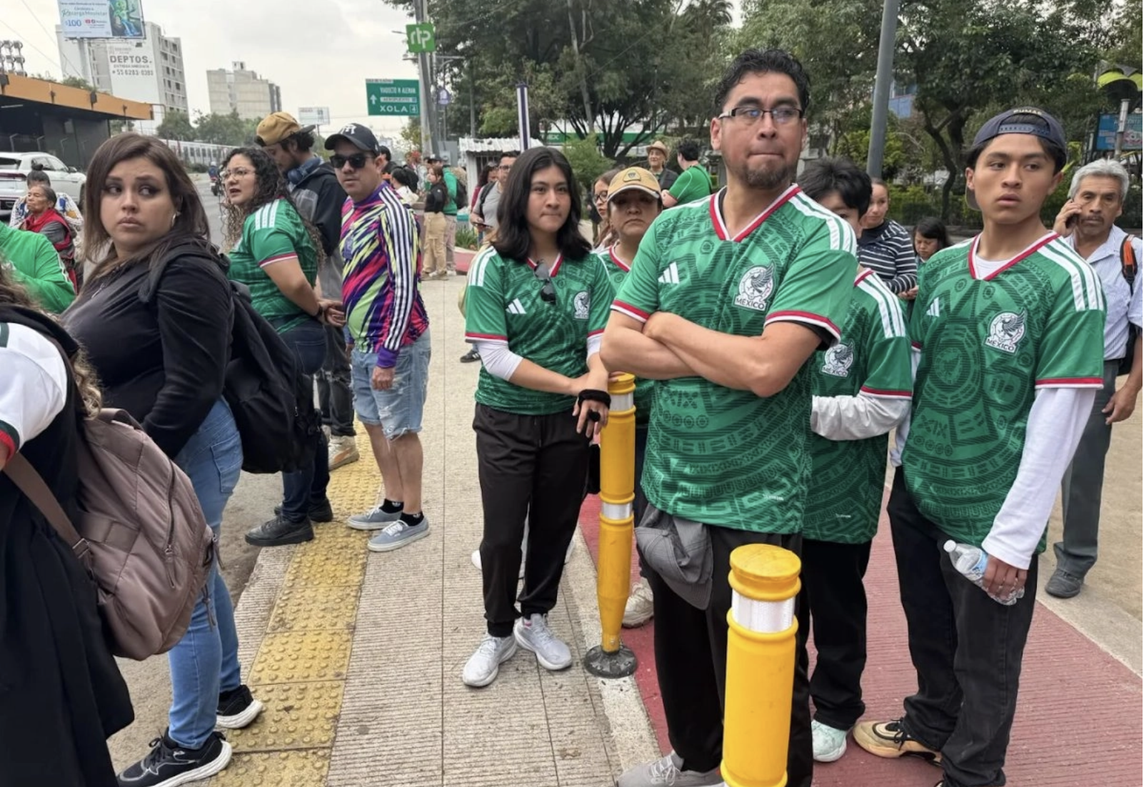 Aficionados mundialistas sortean con frustración cierres de estaciones del Metro para llegar al Fan Fest